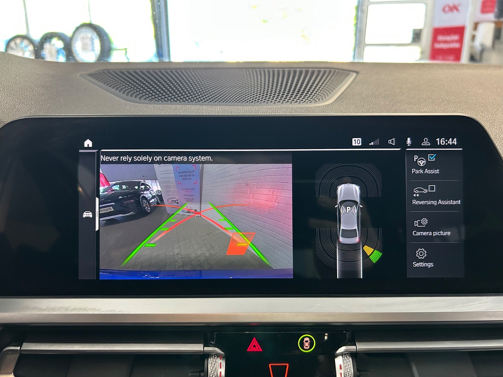Blå BMW 330e fra 2022