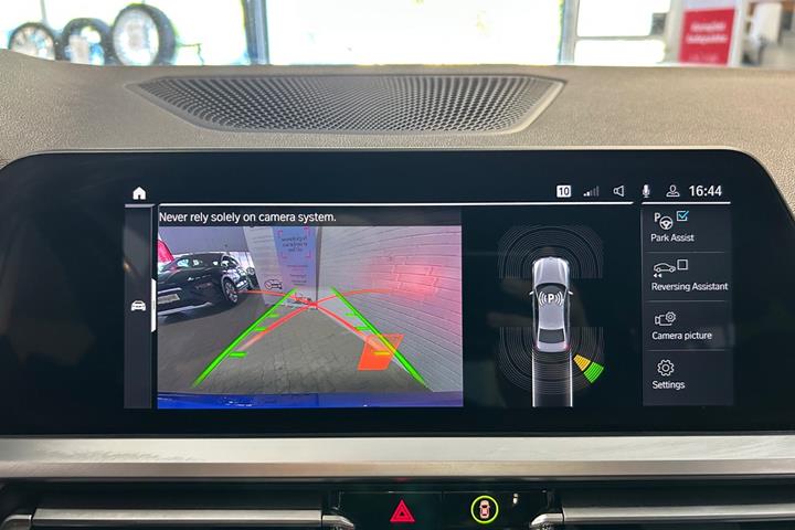 Blå BMW 330e fra 2022