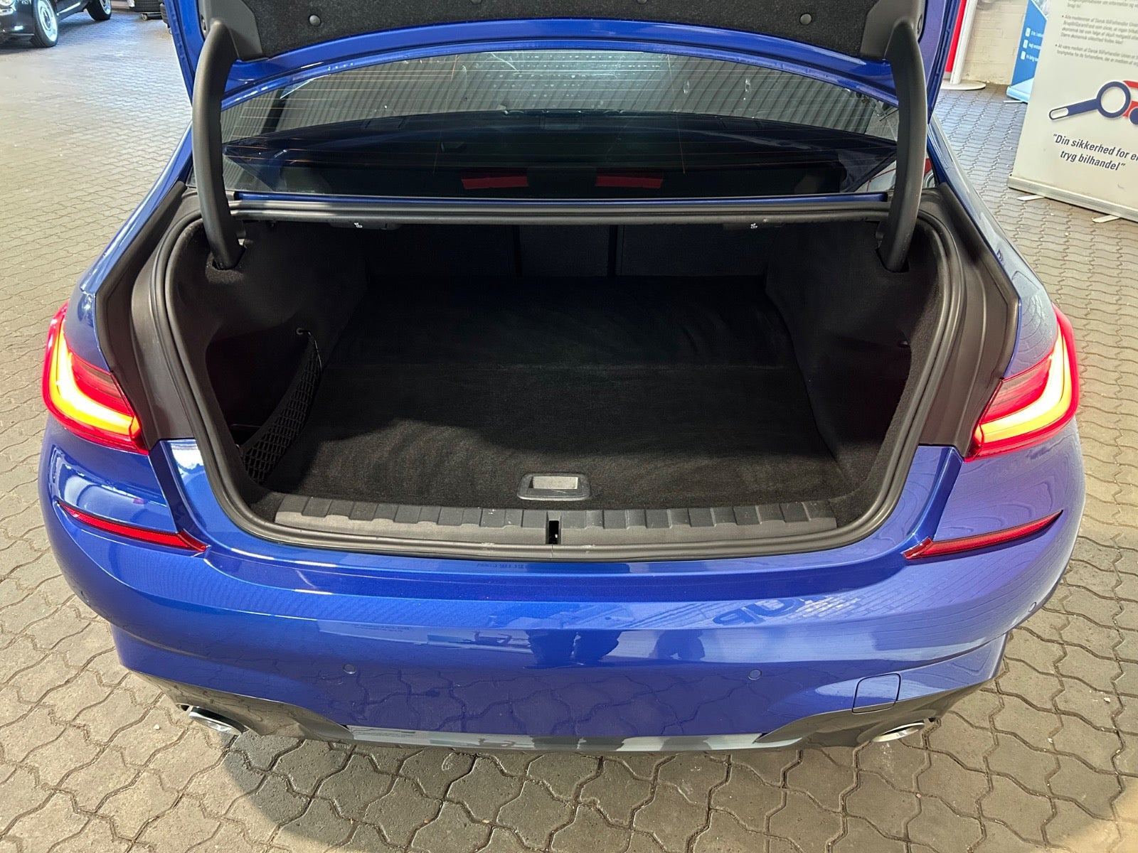 Blå BMW 330e fra 2022