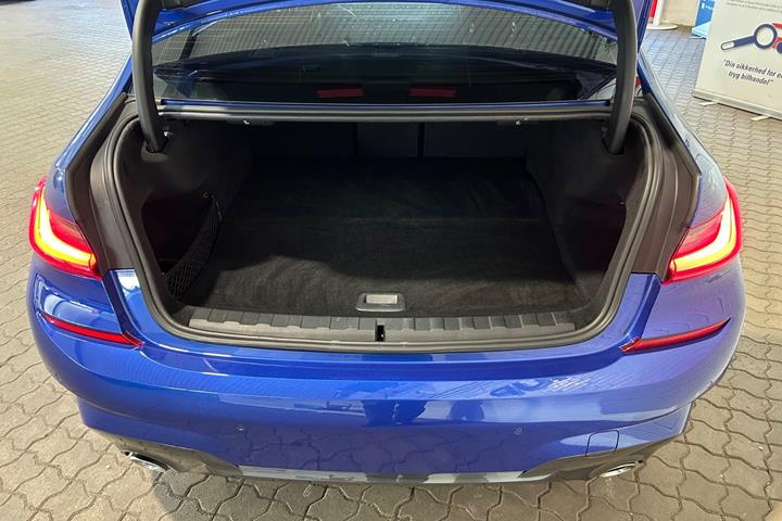 Blå BMW 330e fra 2022