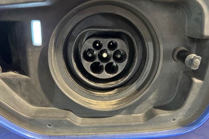 Blå BMW 330e fra 2022