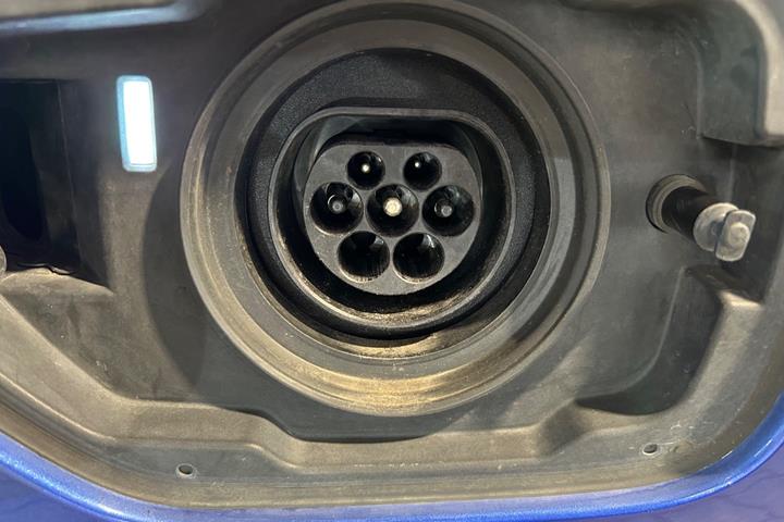Blå BMW 330e fra 2022
