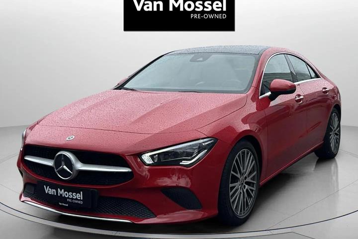 Rød Mercedes CLA200 fra 2019 set udefra