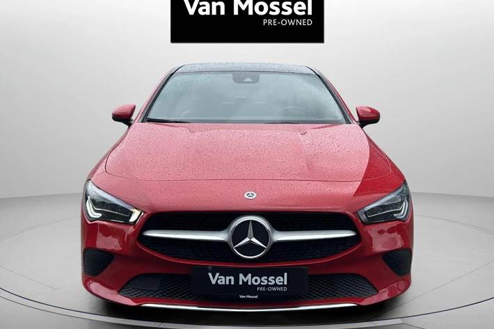 Rød Mercedes CLA200 fra 2019
