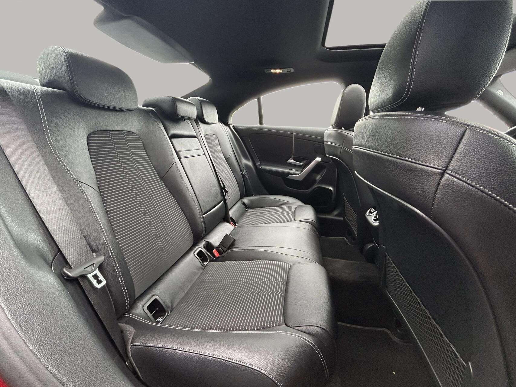 Rød Mercedes CLA200 fra 2019