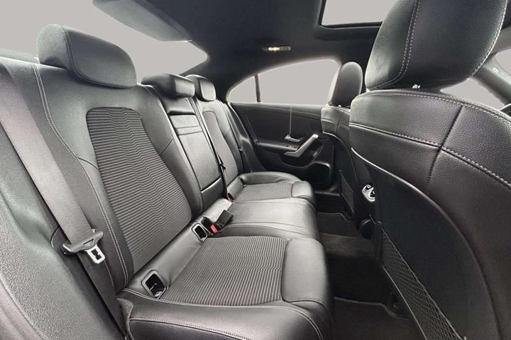 Rød Mercedes CLA200 fra 2019