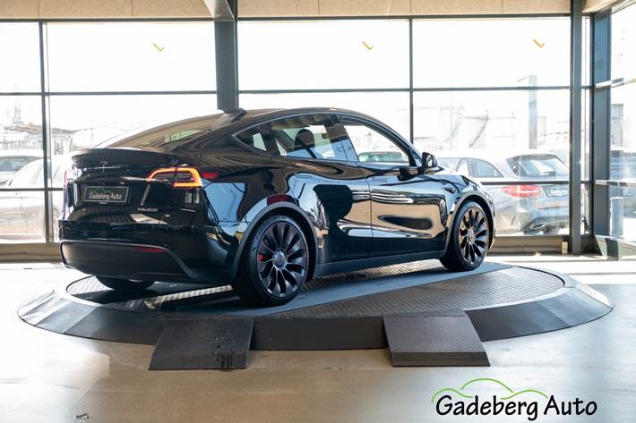 Sort Tesla Model Y fra 2024
