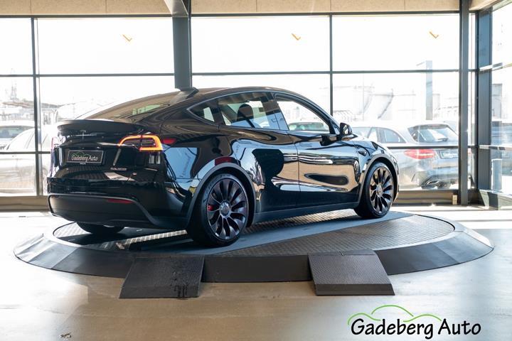 Sort Tesla Model Y fra 2024