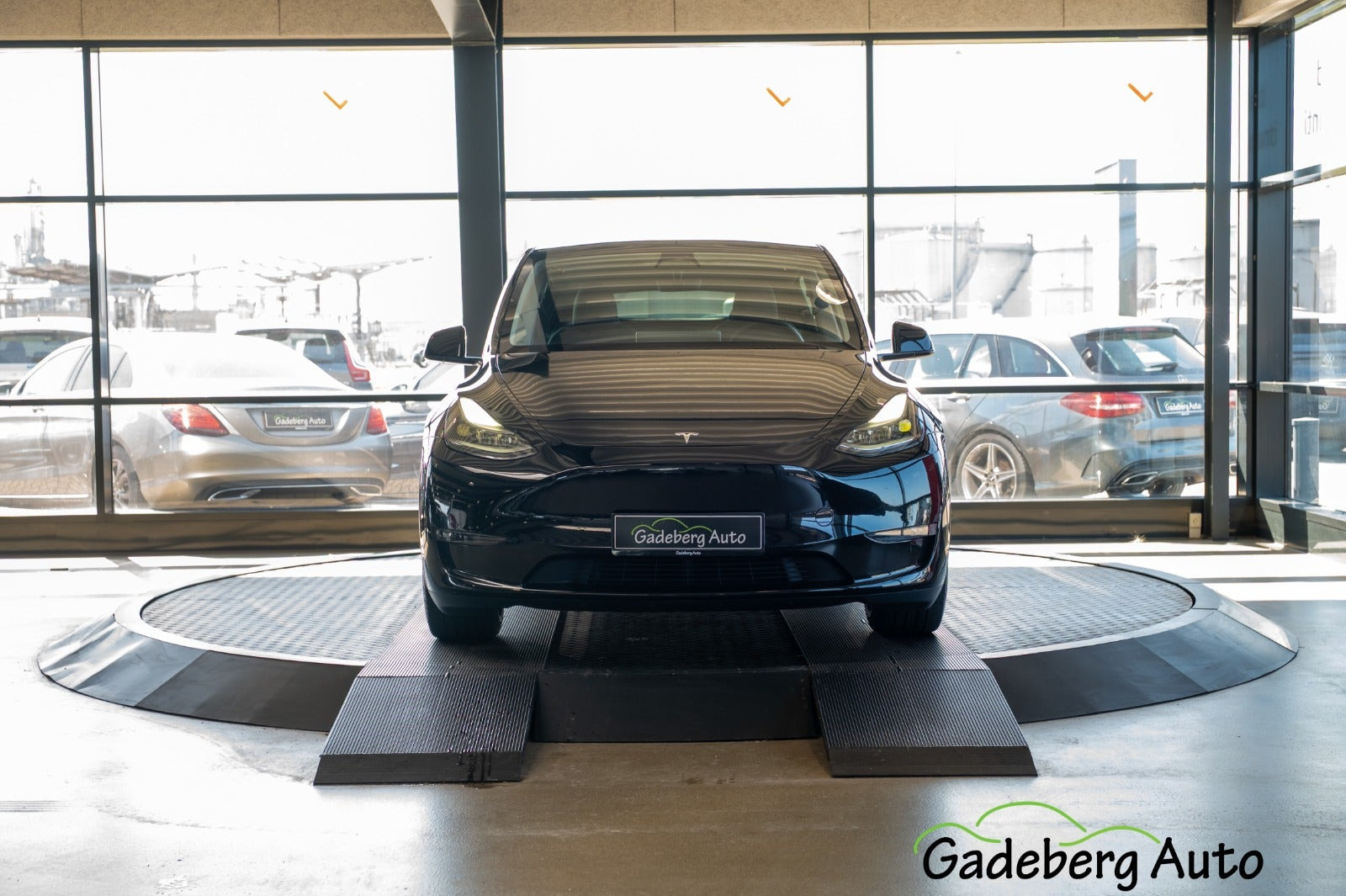Sort Tesla Model Y fra 2024