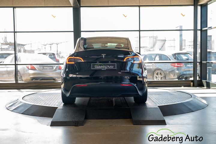 Sort Tesla Model Y fra 2024