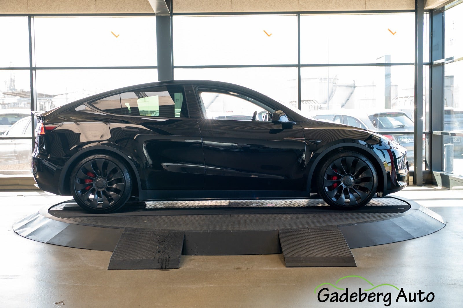 Sort Tesla Model Y fra 2024