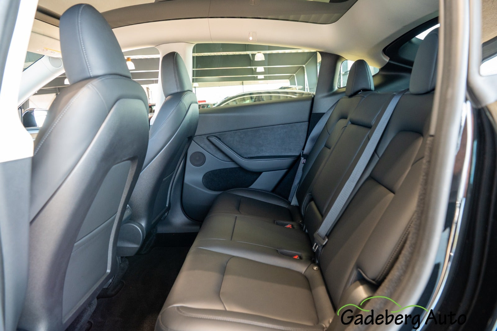 Sort Tesla Model Y fra 2024
