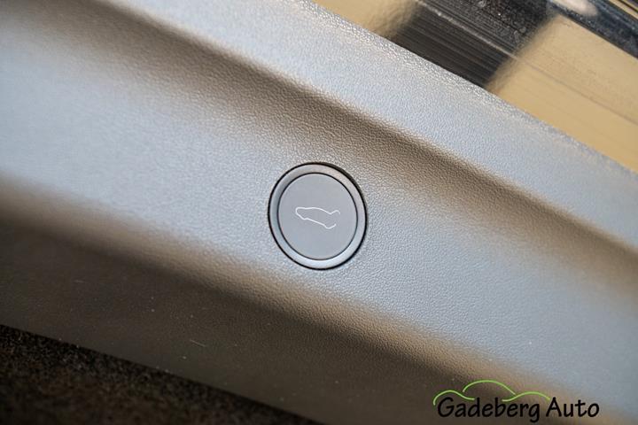 Sort Tesla Model Y fra 2024