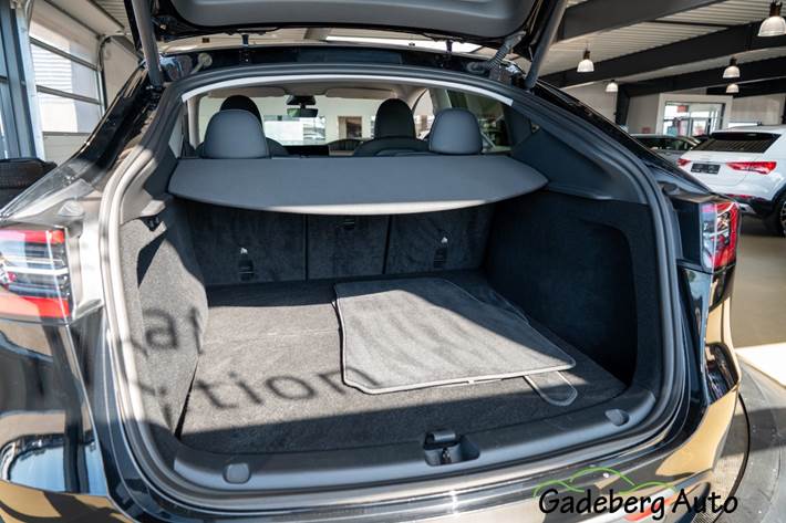 Sort Tesla Model Y fra 2024