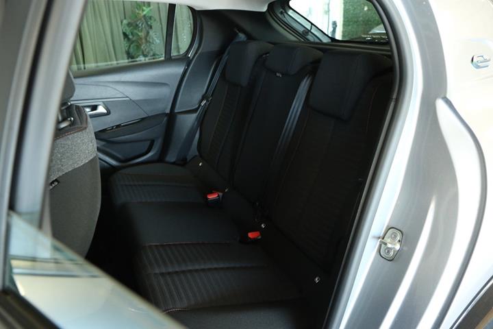 Grøn Peugeot e-208 fra 2021