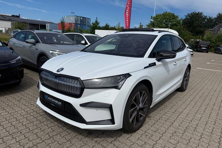 Hvid Skoda Enyaq fra 2022 set udefra