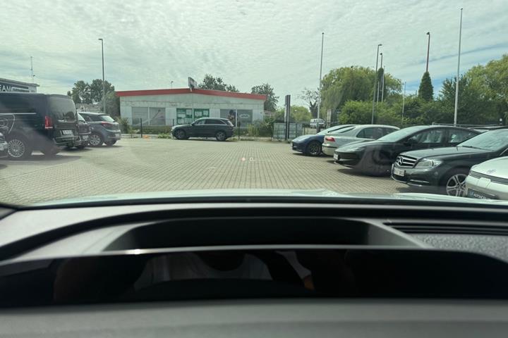 Hvid Skoda Enyaq fra 2022