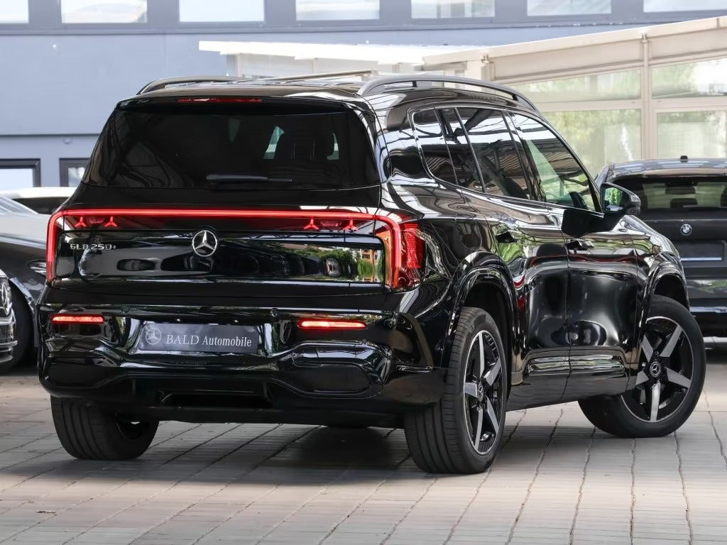 Sort Mercedes GLB250+ fra 2026