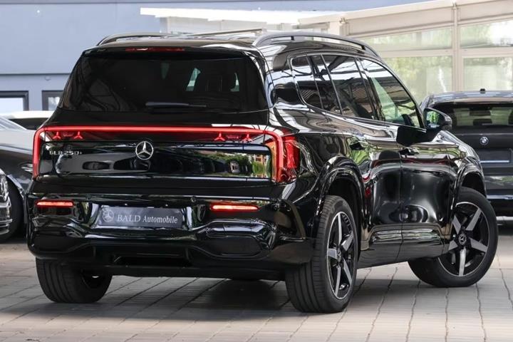 Sort Mercedes GLB250+ fra 2026