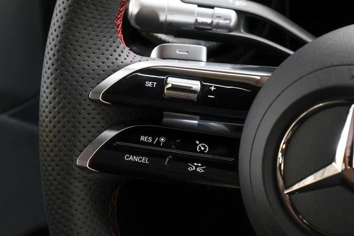 Sort Mercedes GLB250+ fra 2026
