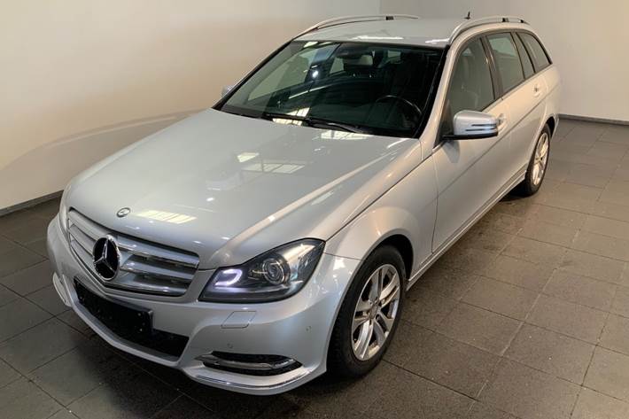 Sølv Mercedes C220 fra 2012 set udefra