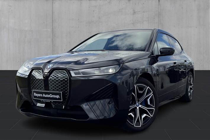 Grå BMW iX fra 2025