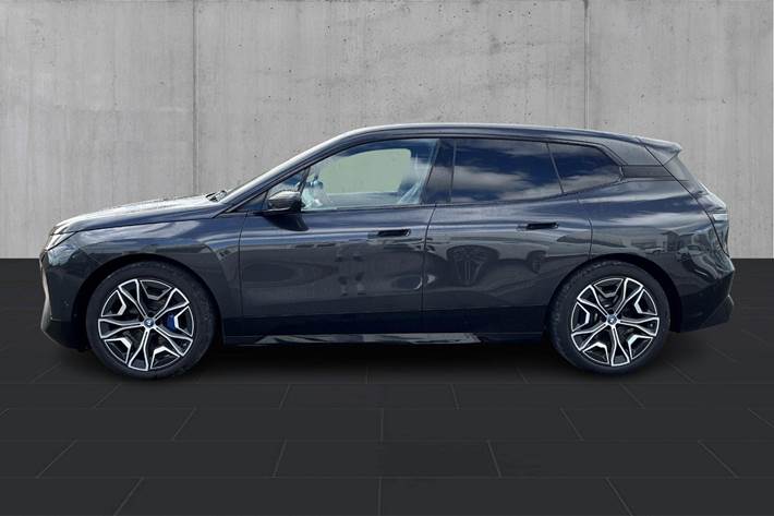 Grå BMW iX fra 2025
