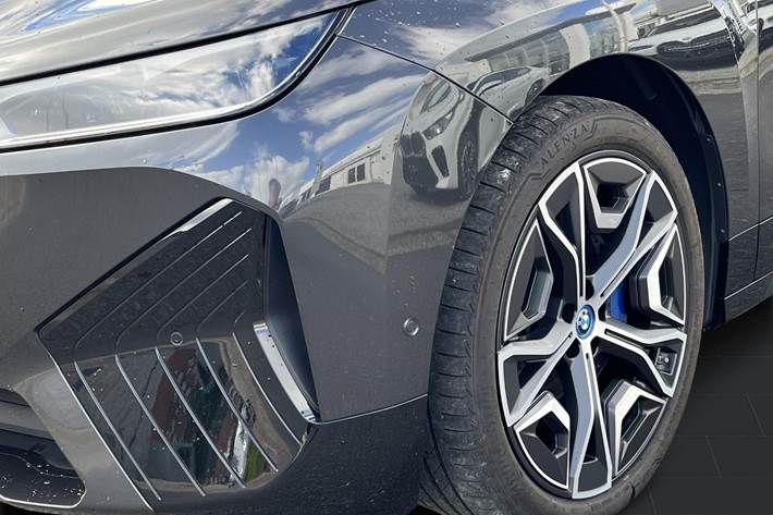 Grå BMW iX fra 2025
