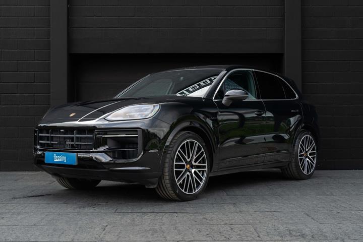 Sort Porsche Cayenne fra 2024 set udefra