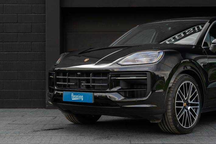 Sort Porsche Cayenne fra 2024