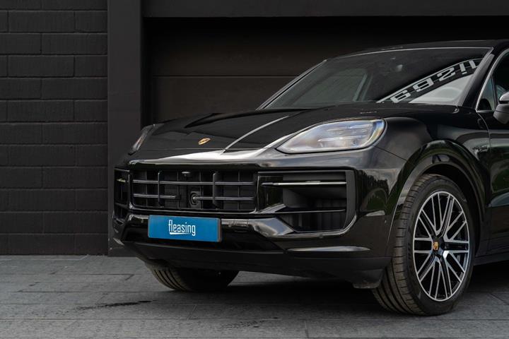 Sort Porsche Cayenne fra 2024