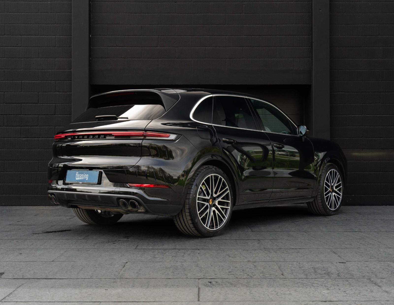 Sort Porsche Cayenne fra 2024