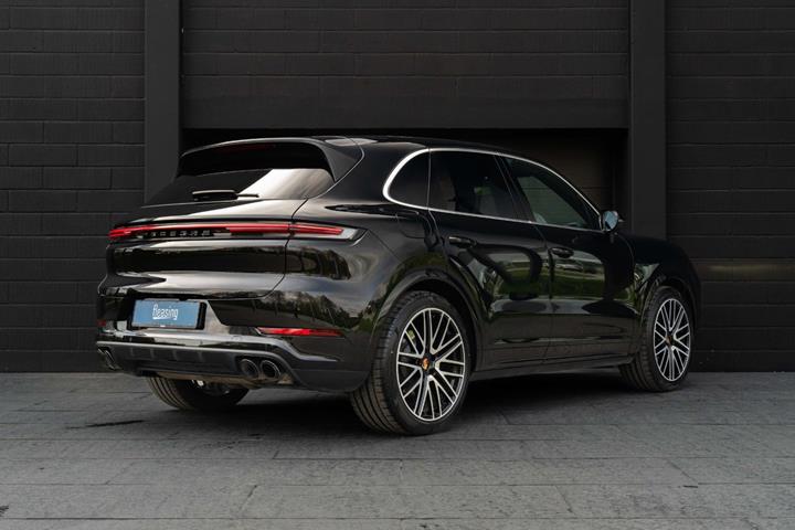 Sort Porsche Cayenne fra 2024