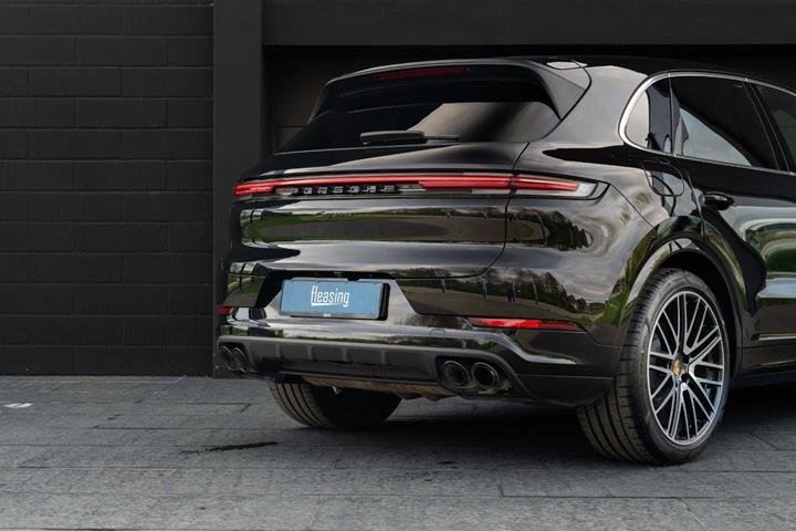 Sort Porsche Cayenne fra 2024