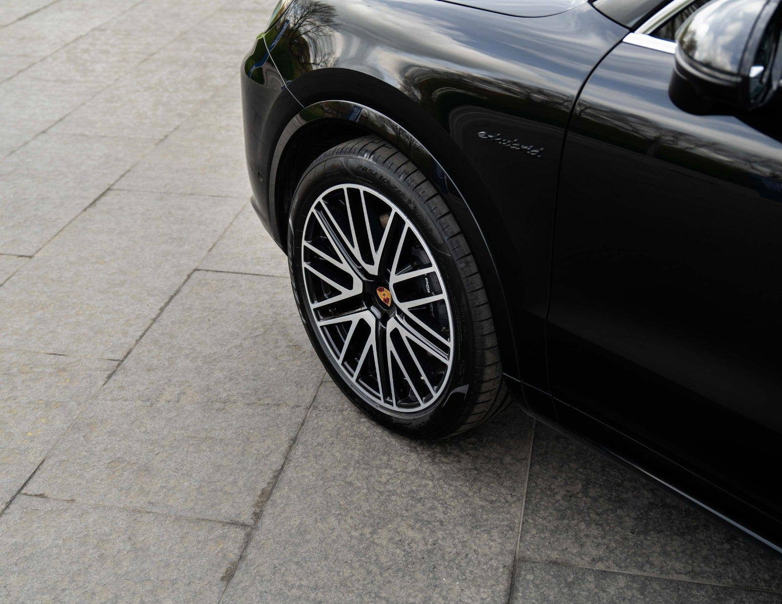Sort Porsche Cayenne fra 2024