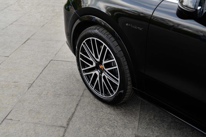 Sort Porsche Cayenne fra 2024