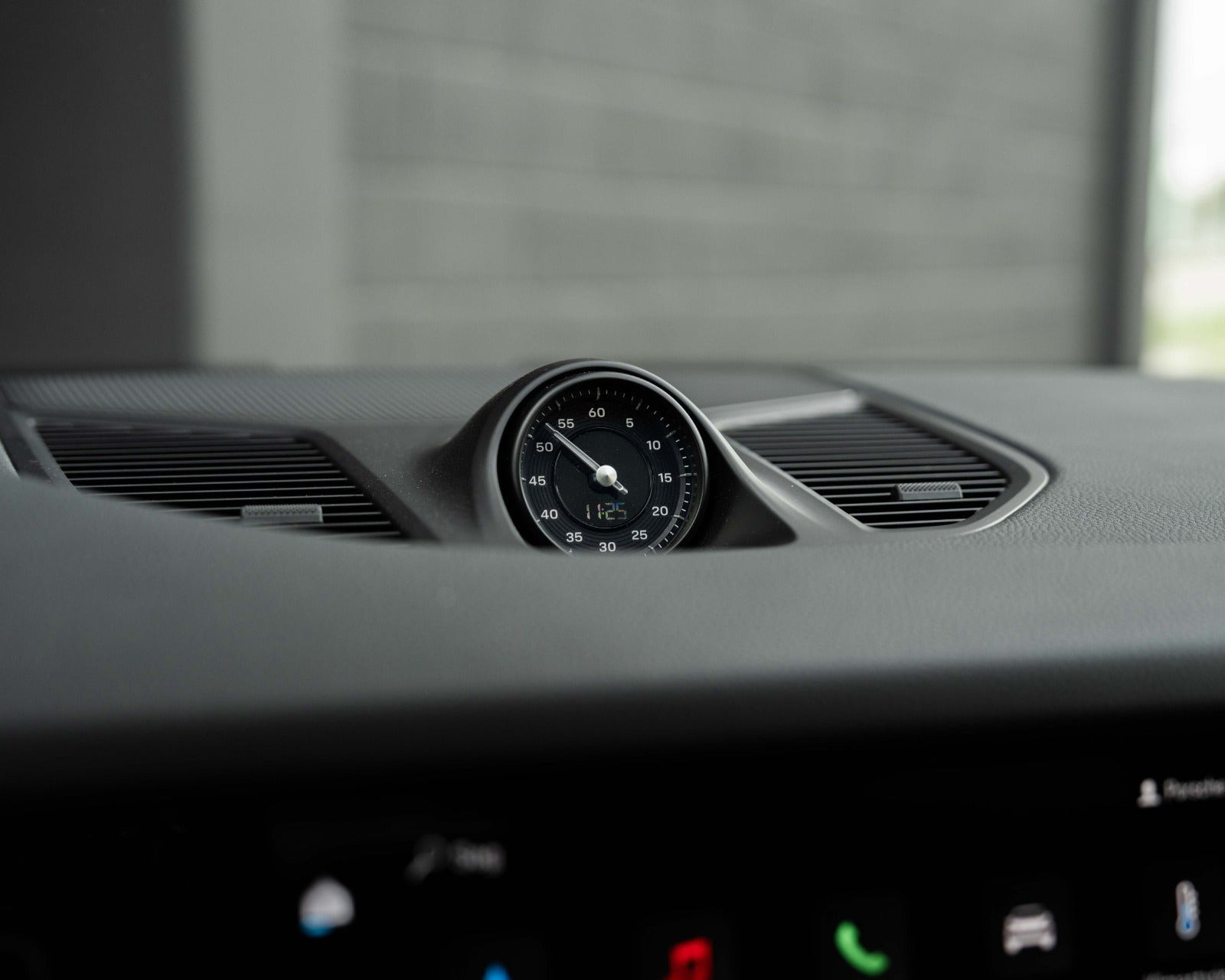 Sort Porsche Cayenne fra 2024