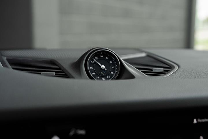 Sort Porsche Cayenne fra 2024