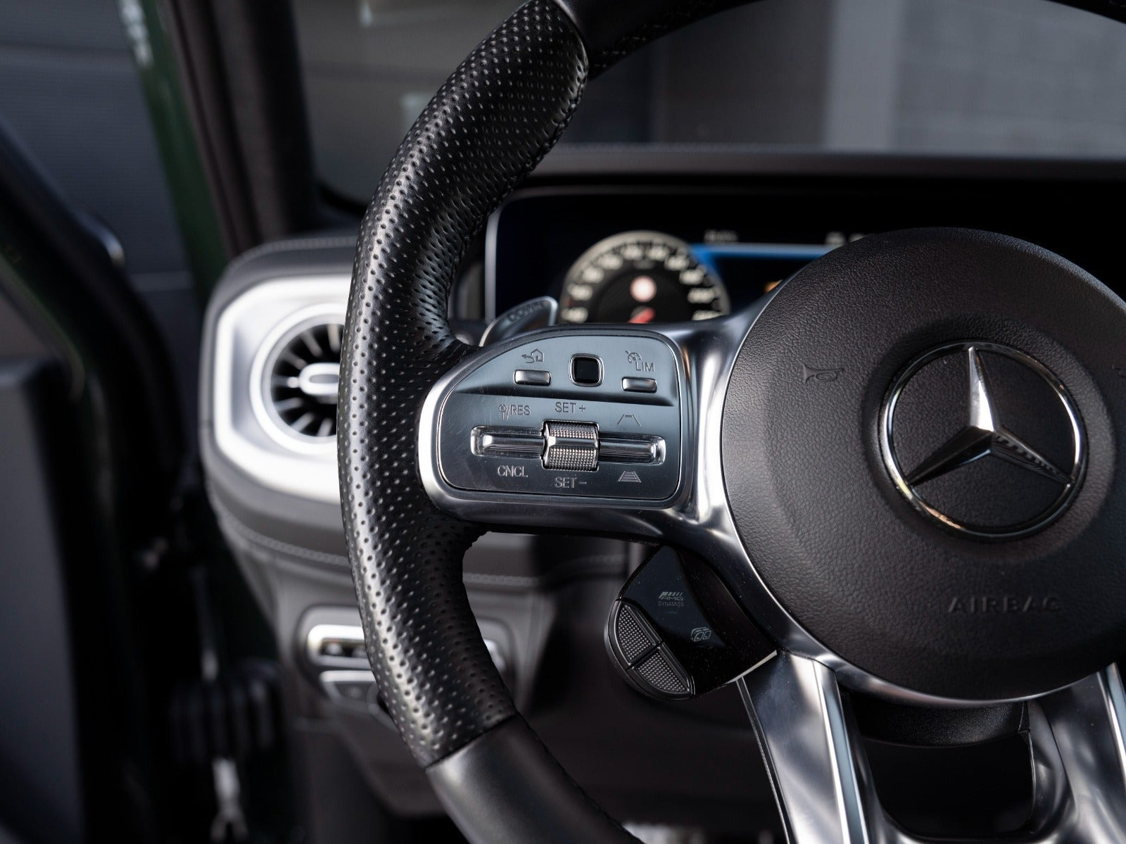 Grøn Mercedes G63 fra 2023