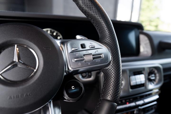 Grøn Mercedes G63 fra 2023