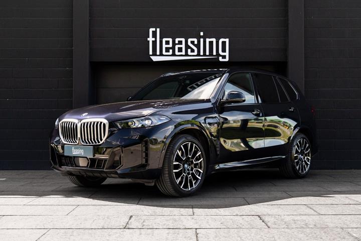 Sort BMW X5 fra 2023 set udefra