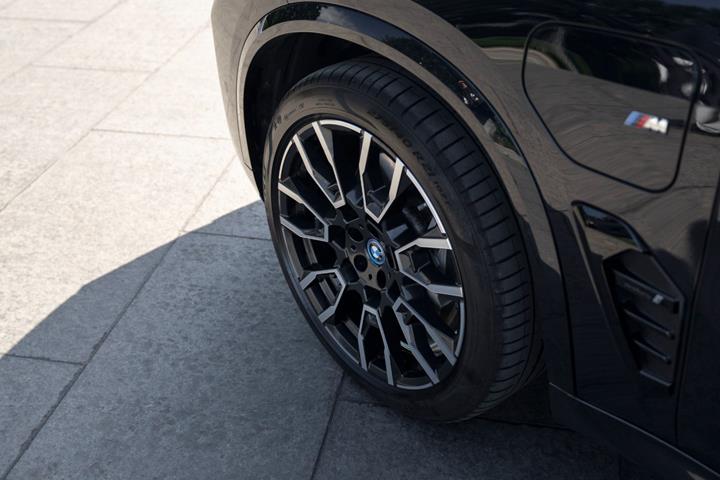 Sort BMW X5 fra 2023