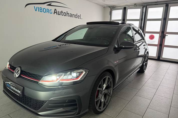 Grå VW Golf VII fra 2019