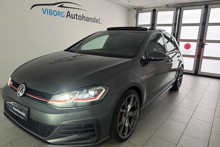 Grå VW Golf VII fra 2019 set udefra