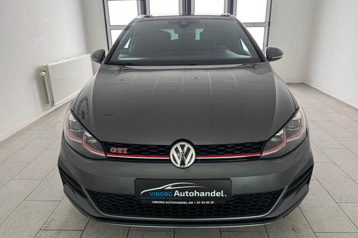Grå VW Golf VII fra 2019