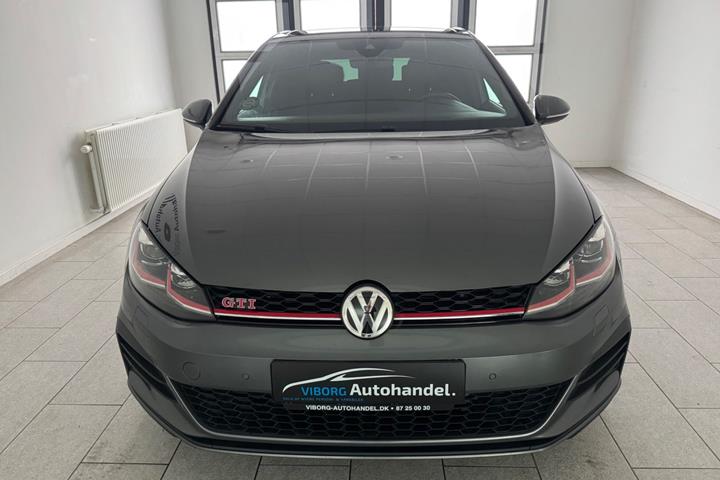 Grå VW Golf VII fra 2019