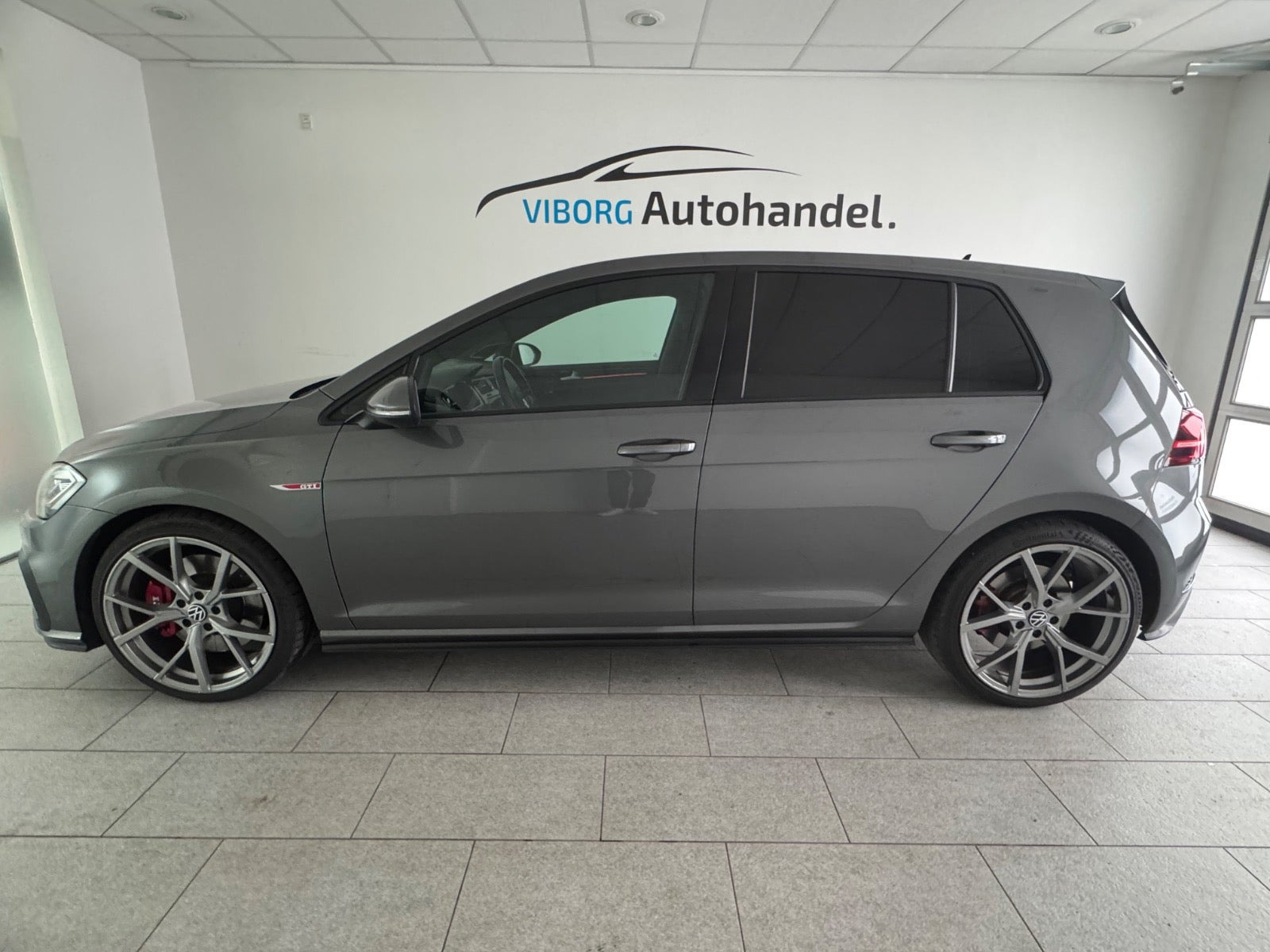 Grå VW Golf VII fra 2019
