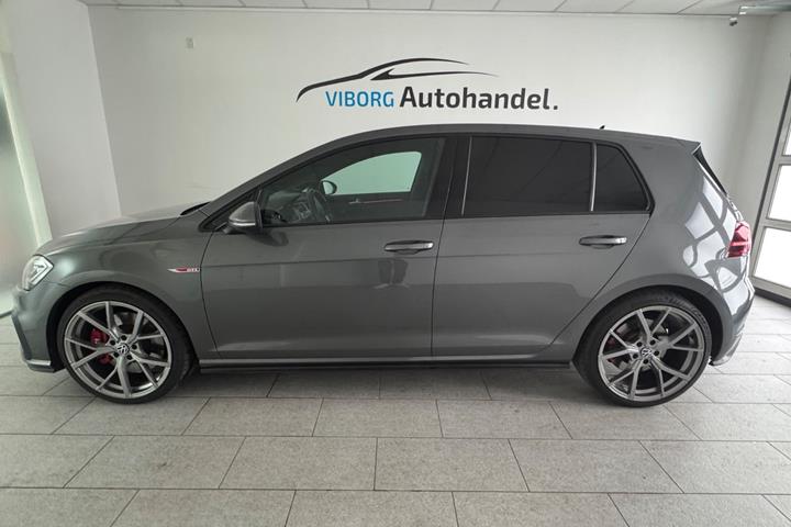 Grå VW Golf VII fra 2019