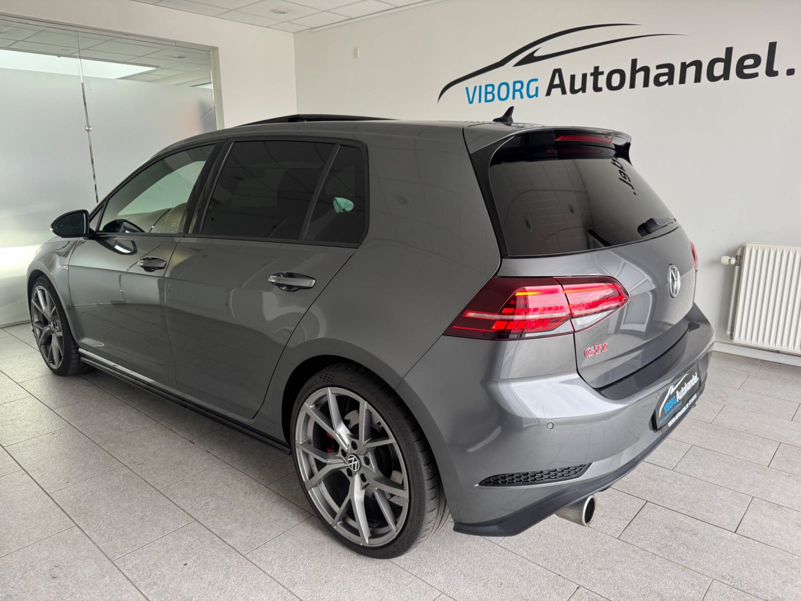 Grå VW Golf VII fra 2019