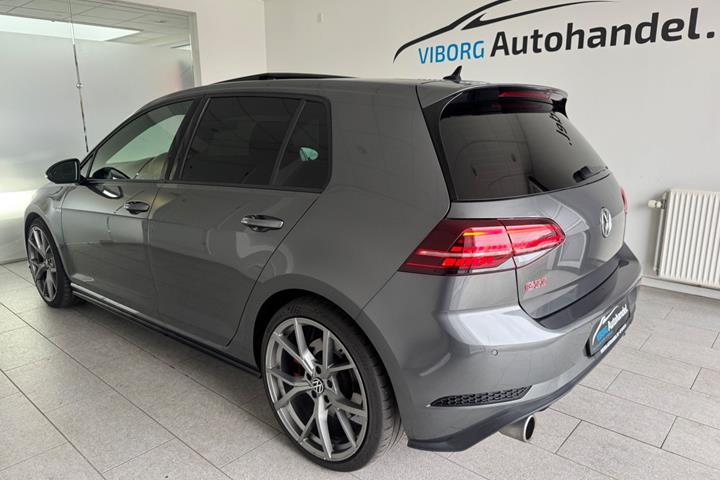 Grå VW Golf VII fra 2019
